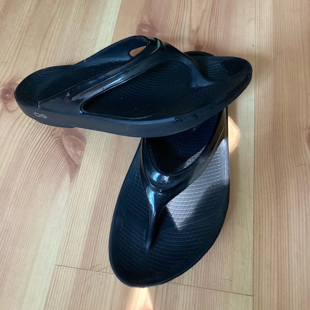 🖤🚶‍♀️OOFOS Black Toe Post Recovery Sandals Great Arch Support Size W-8